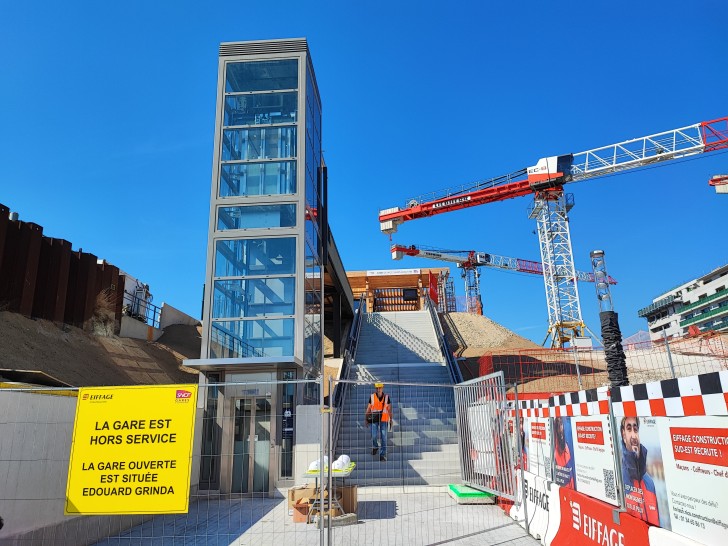 Entrée de la gare, avenue Maurice Slama, escalier ou ascenseur - PHOTO : RCF Nice Côte d'Azur 