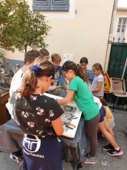Atelier verre recyclé avec des enfants de l'école élémentaire - Photo : Ville de Biot