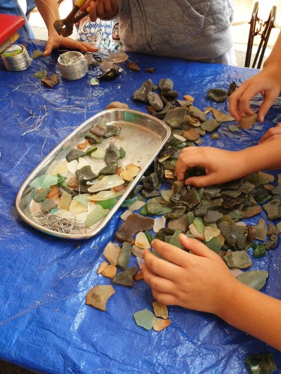 Atelier verre recyclé avec des enfants de l'école élémentaire - Photo : Ville de Biot