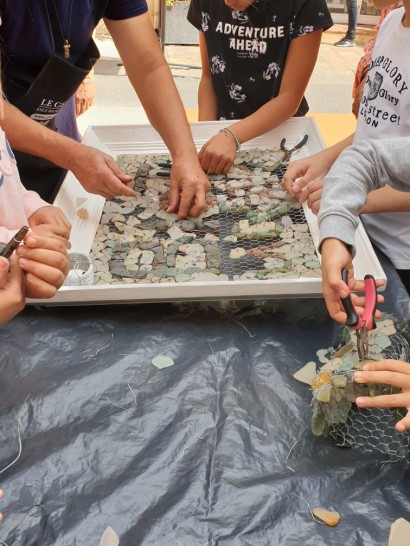 Atelier verre recyclé avec des enfants de l'école élémentaire - Photo : Ville de Biot