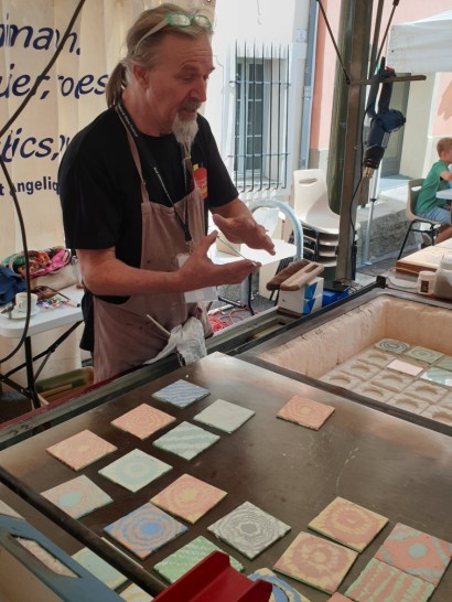 Atelier verre recyclé avec des enfants de l'école élémentaire - Photo : Ville de Biot