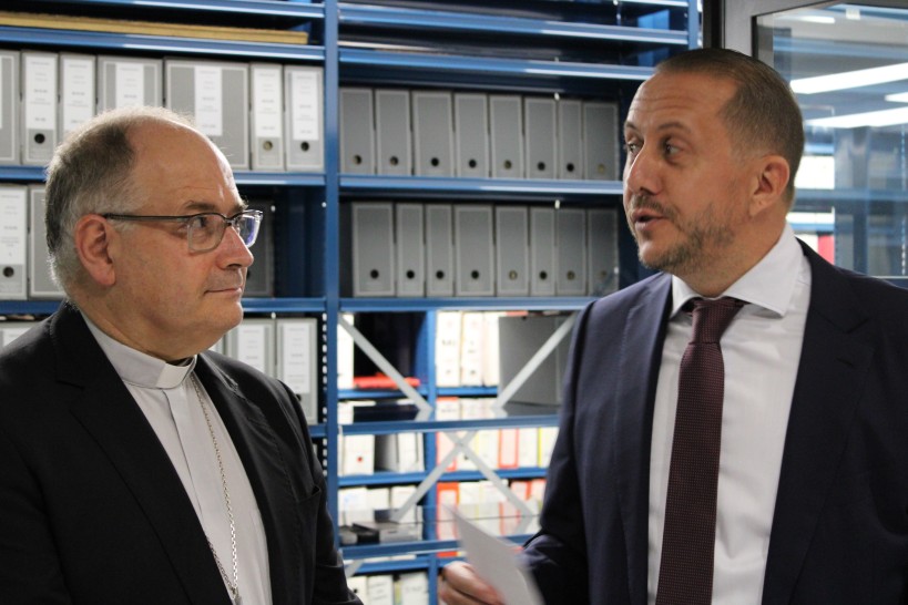 Mgr Jean-Philippe Nault, évêque de Nice et Gilles Bouis, commissaire de l'exposition - Photo RCF
