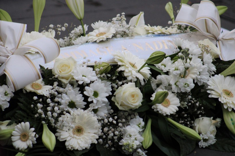 Des fleurs blanches pour les victimes - Photo RCF