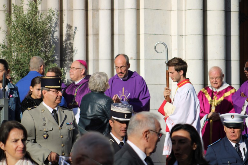 Fin de messe, les familles, élus, paroissiens, amis, déposent une rose blanche - Photo RCF