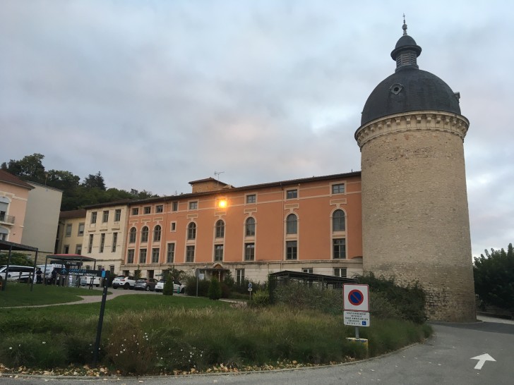 L'hôpital de Trévoux (avec une ancienne tour médiévale) - ©RCF Lyon 