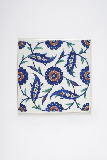 Carreau aux arabesques florales, turquie, iznik, art ottoman, circa 1565-1575. Céramique siliceuse à décor peint en polychromie et bol arménien sous glaçure transparente 29 x 29 cm - ©Galerie Kevorkian