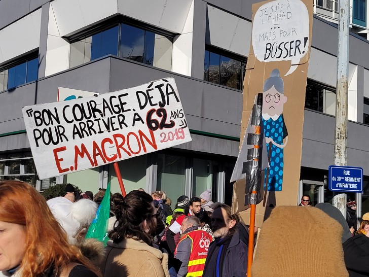 Pancartes et slogans sont de sortie à Annecy. ©RCF Haute-Savoie/Victorien Duchet