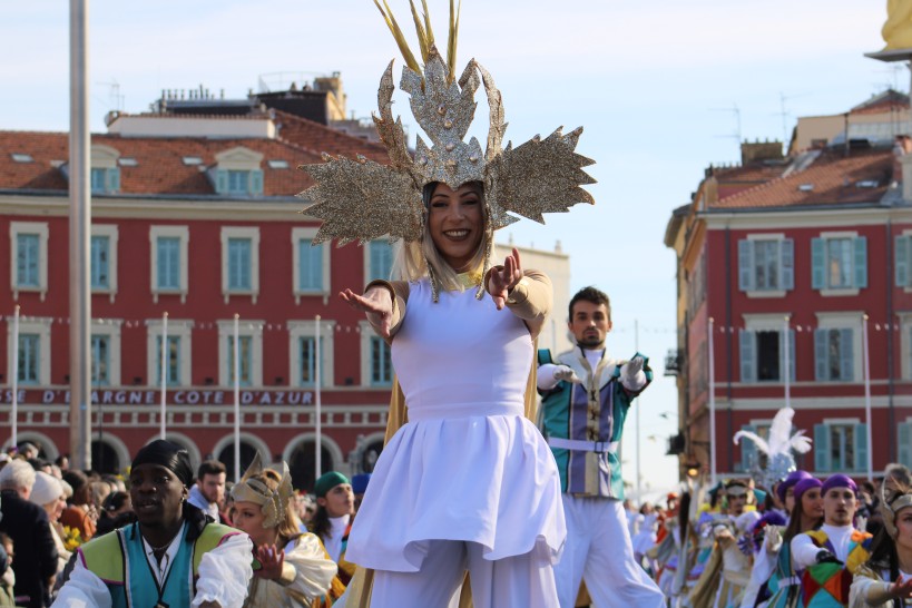 Au plus près du spectacle, les touristes profitent du Carnaval dans les promenoirs - RCF 