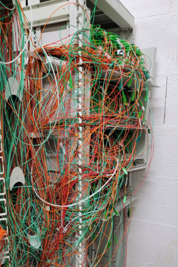 Des câbles arrachés, ou pas à leur place, dans le local technique de Saint-Julien-En-Genevois ©Syane