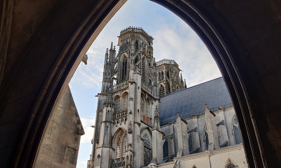 La cathédrale Saint-Étienne (Toul) vue depuis son cloître. ©Pauline Harré, RCF, juillet 2021