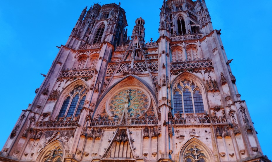 La façade de la cathédrale Saint-Étienne (Toul) illuminée par le mapping vidéo. ©Pauline Harré, RCF, juillet 2021