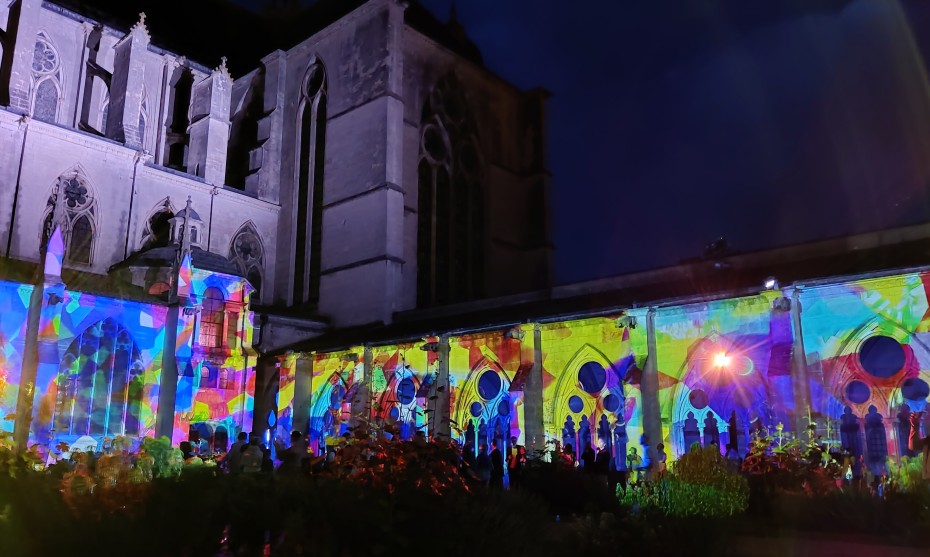Le cloître de la cathédrale Saint-Étienne (Toul) illuminé par le mapping vidéo. ©Pauline Harré, RCF, juillet 2021
