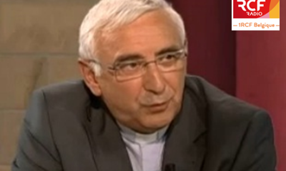 près de 3 lettres
