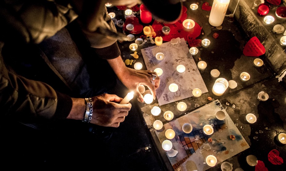 13 novembre 2016 : Bougies déposées place de la République à Paris, en hommage aux victimes des attentats terroristes du 13 novembre 2015. Paris (75), France © Michael BUNEL/CIRIC