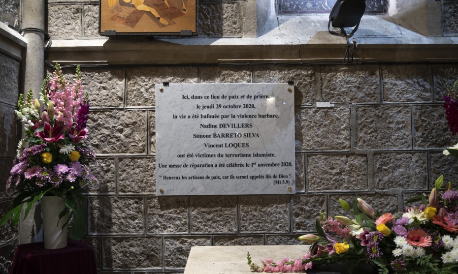 La plaque dévoilée à l'intérieur de la Basilique. "Heureux les hommes de paix, car ils seront appelés fils de Dieu." - Photos: Diocèse de Nice
