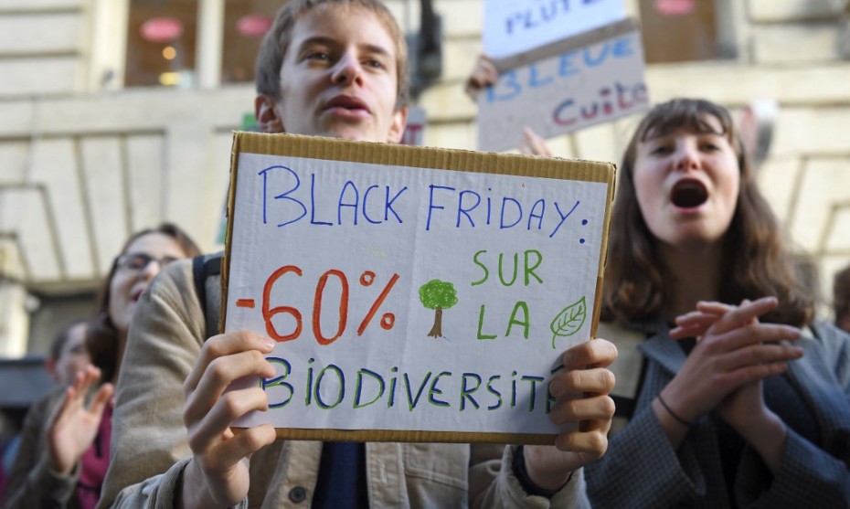 Des jeunes de "Youth for Climate" militent durant le Black Friday, Bordeaux, le 29/11/2019 - Crédit : NICOLAS TUCAT / AFP