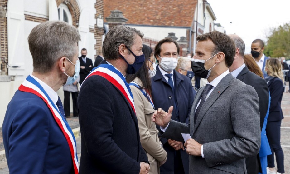 Emmanuel Macron et François Baroin, le président sortant de l'association des maires de France, à Pont-Saint-Marie (Aube) en mai 2021. © LUDOVIC MARIN / AFP / POOL 