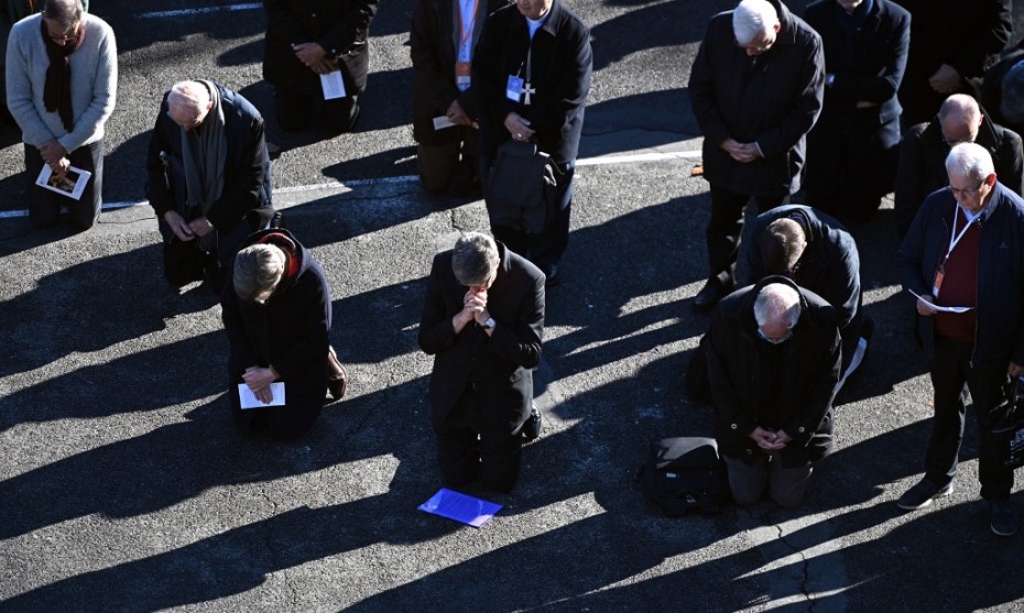 Les évêques à genoux sur le parvis de la basilique Notre-Dame-du-Rosaire-de-Lourdes, le samedi 6 novembre 2021. ©VALENTINE CHAPUIS / AFP
