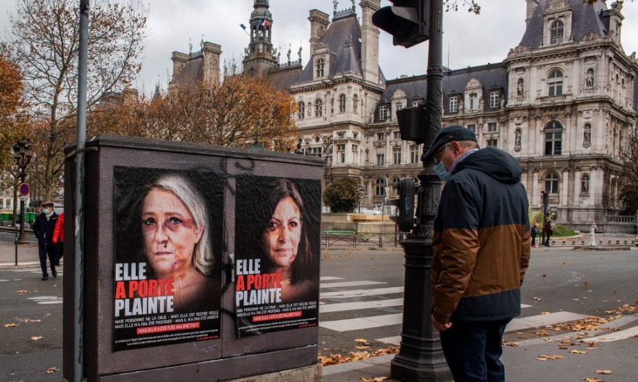 Affiches représentant le visage tuméfié de femmes politiques, par l'artiste italien aleXsandro Palombo, Paris, le 22/11/2021 ©STRINGER / AFP