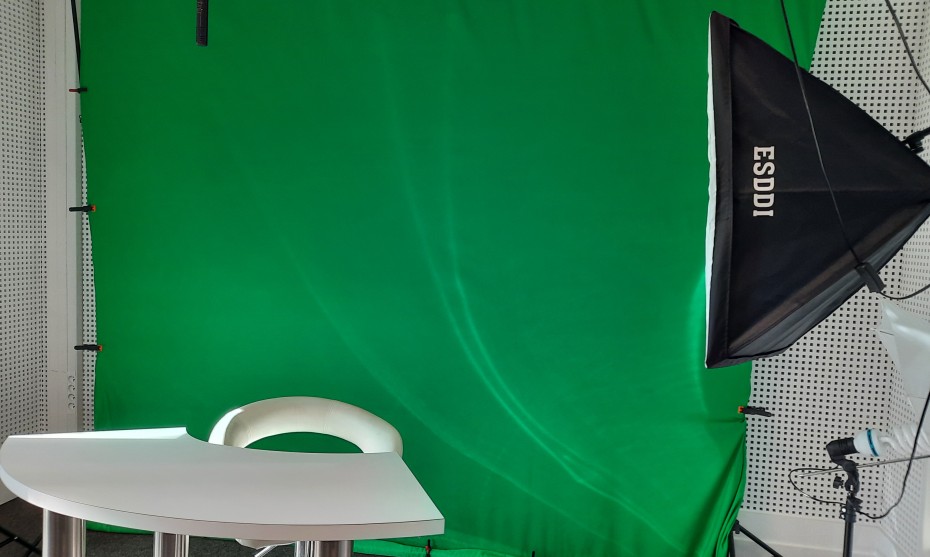 Le studio avec fond vert pour tourner les vidéos de La Minute Spi