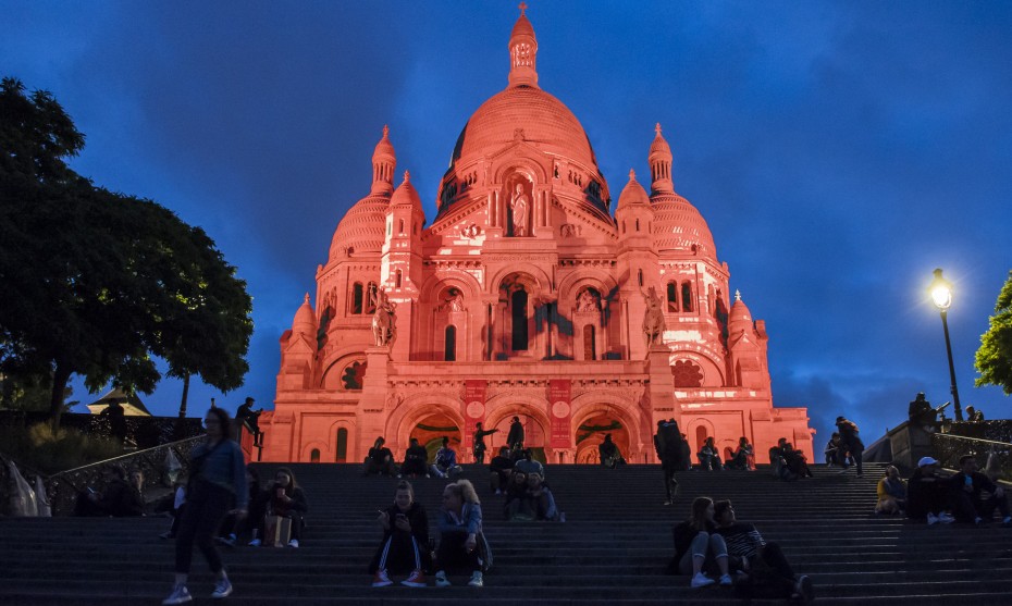 La basilique de Montmartre illuminée de rouge pour alerter sur la liberté religieuse ©Corinne SIMON/CIRIC