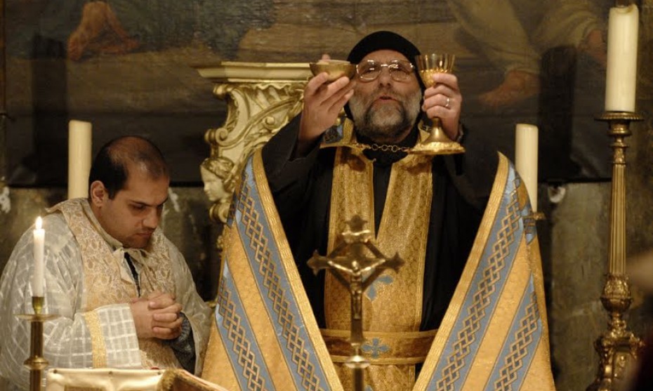 Messe à Saint Ephrem, paroisse syriaque catholique de paris avec en deuxième plan le père Wardé / Crédits : Blog jeunes cathos