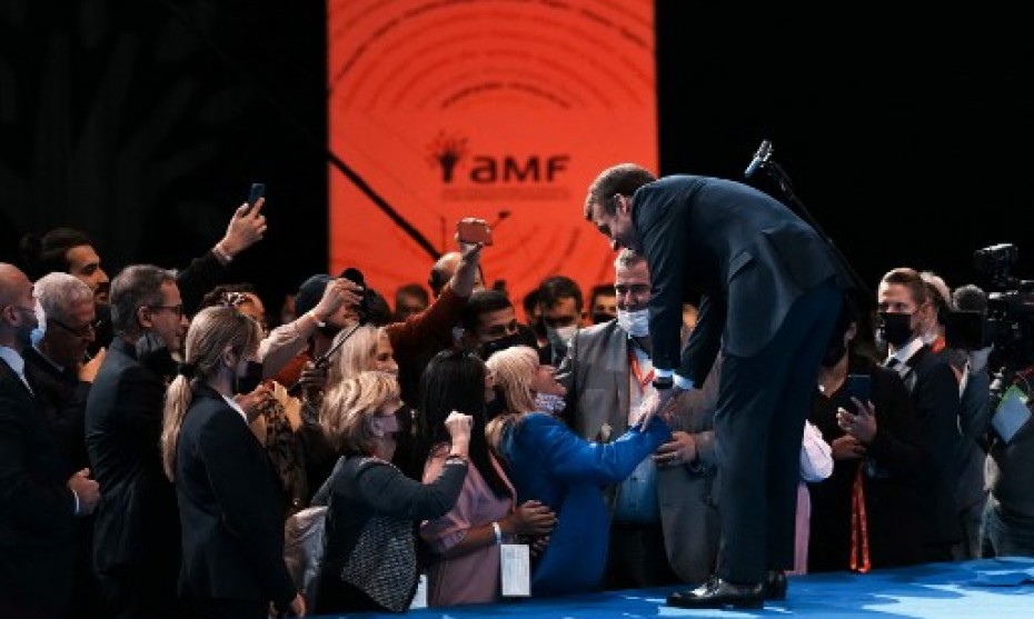 Emmanuel Macron lors du Congrès de l'Association des maires de France le 18 novembre 2021 / THIBAULT CAMUS / POOL / AFP