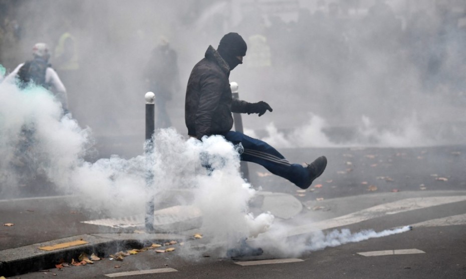 Scène de violence lors d'une manifestation de "Gilets jaunes" à Paris, le 20/11/2021 ©Alain JOCARD / AFP