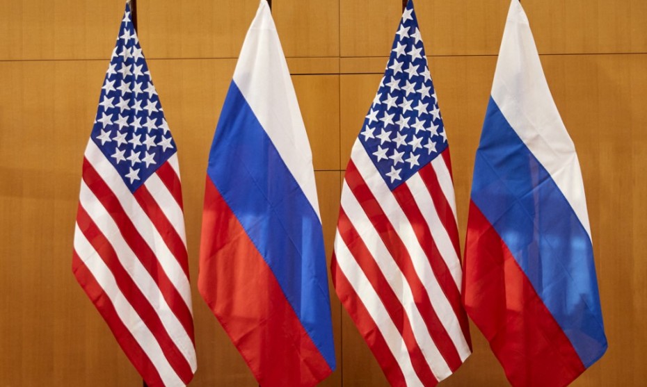 Des drapeaux américains et russes lors du sommet de Genève, lundi 10 janvier. ©DENIS BALIBOUSE / POOL / AFP