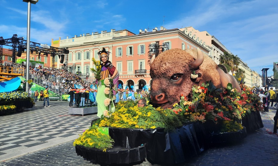 Nice: Découvrez Les Images De La Bataille Des Fleurs Du Carnaval | RCF ...