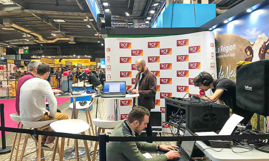 L'équipe se prépare pour l'émission spéciale 11h-12h30 - © RCF en AuRA