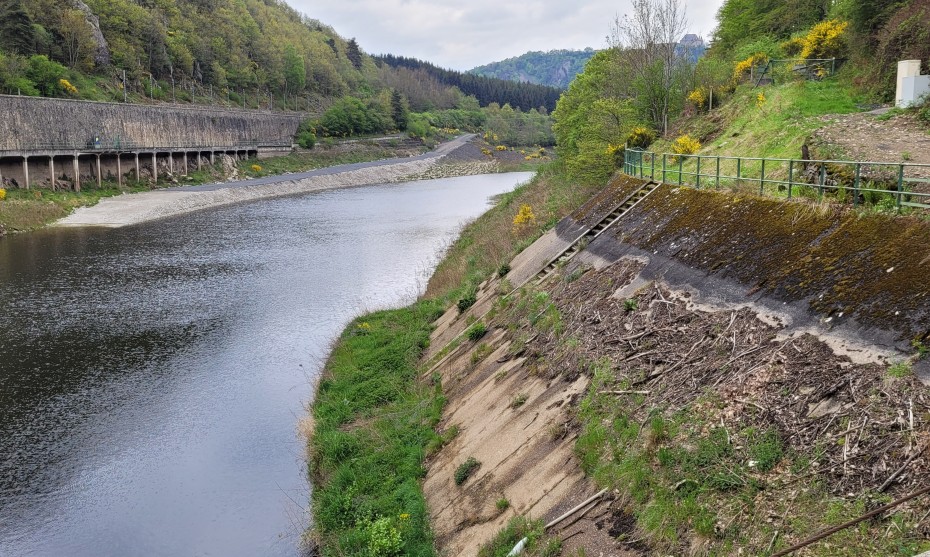 Bandes blanches et noires qui montrent le niveau de la retenue d'eau avec l'ancien barrage © Martin Obadia