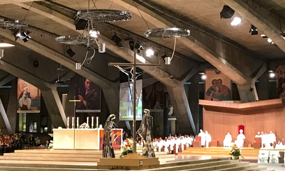 messe internationale à la basilique souterraine Saint Pie X - © RCF Lyon (Lætitia de Traversay)