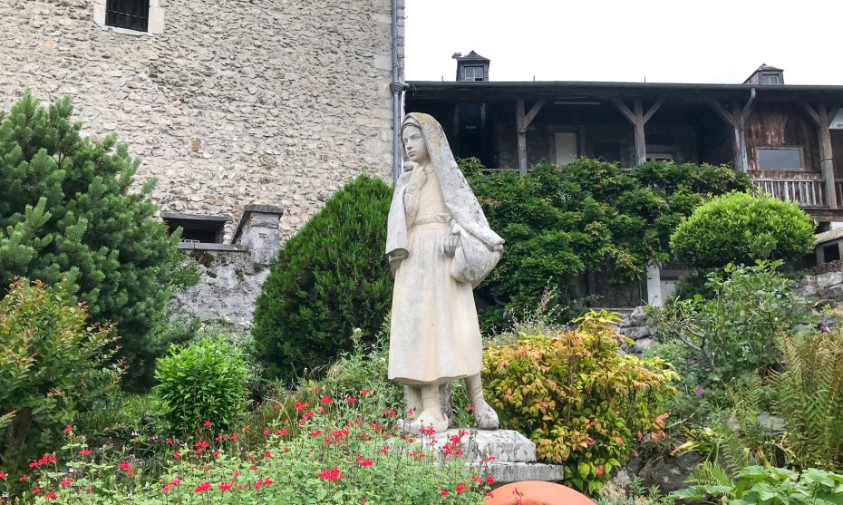 statue de Bernadette dans les jardins du château de Lourdes - © RCF Lyon (Lætitia de Traversay)