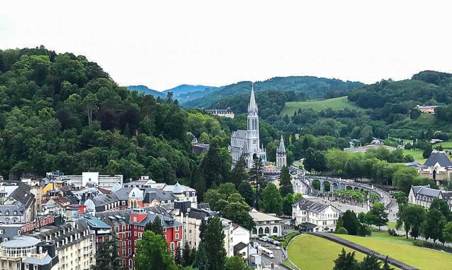 vue du sanctuaire depuis la tour du château - © RCF Lyon (Lætitia de Traversay)