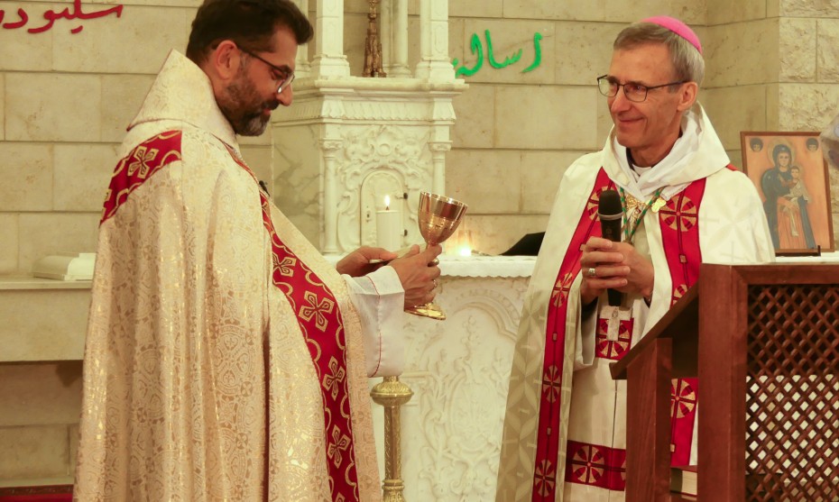 Echange de cadeaux entre les deux évêques © RCF Lyon (JB Cocagne)