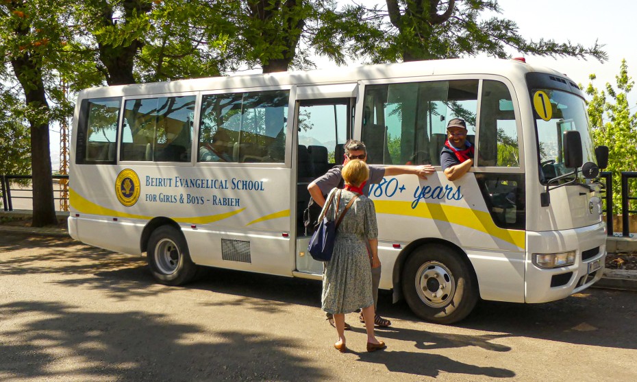 Plusieurs minibus transportent les membres de la délégation lyonnaise à travers le diocèse © RCF Lyon (JB Cocagne)