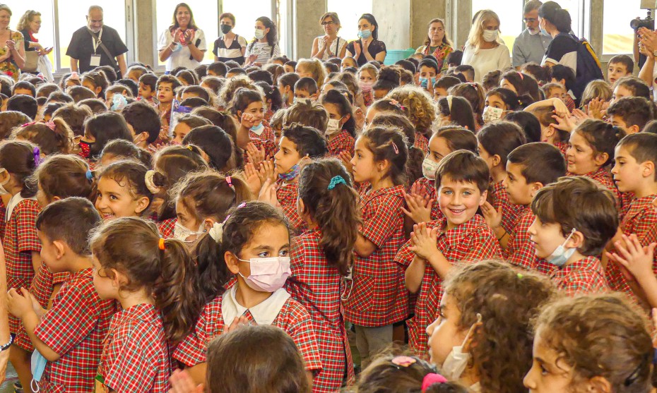 Une foule d'enfants attend la délégation lyonnaise à l'école Jesus and Mary de Cornet Chahwan © RCF Lyon (JB Cocagne)