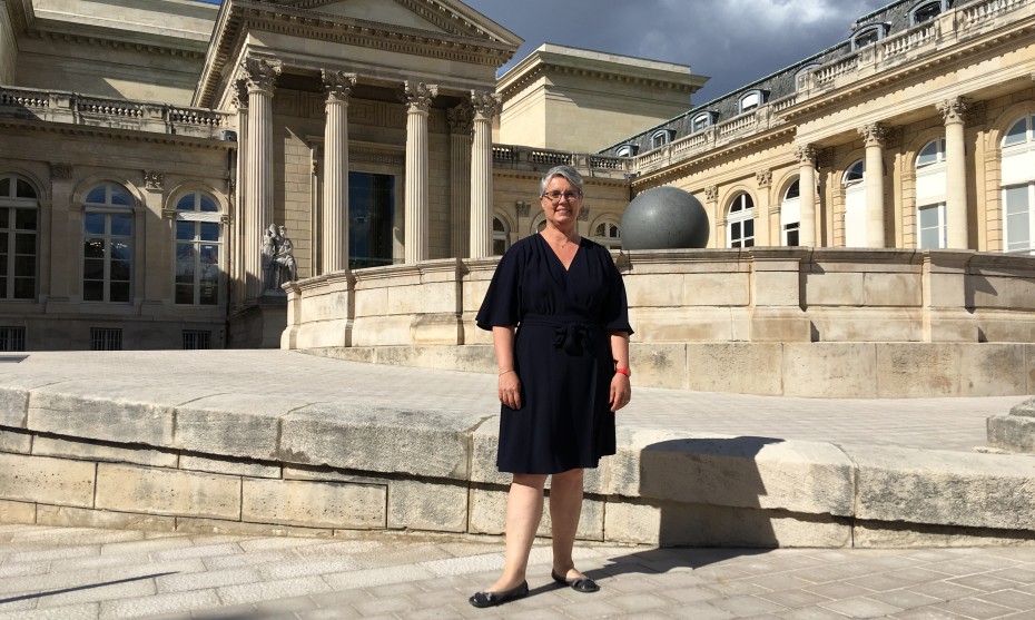 La députée lyonnaise Anne Brugnera dans la cour d'honneur de l'Assemblée nationale - © RCF Lyon 2022 (JB Cocagne)