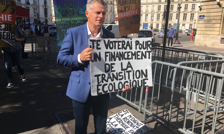 Le député communiste Fabien Roussel pose avec un panneau des Jeunes pour le climat  - © RCF Lyon 2022 (JB Cocagne)