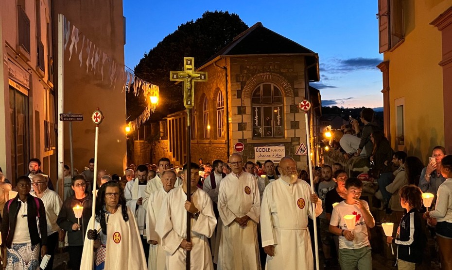 À la tombée de la nuit, de nombreux fidèles ont participé. ©RCF Haute-Loire