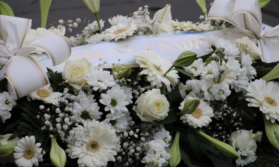 Des fleurs blanches pour les victimes - Photo RCF