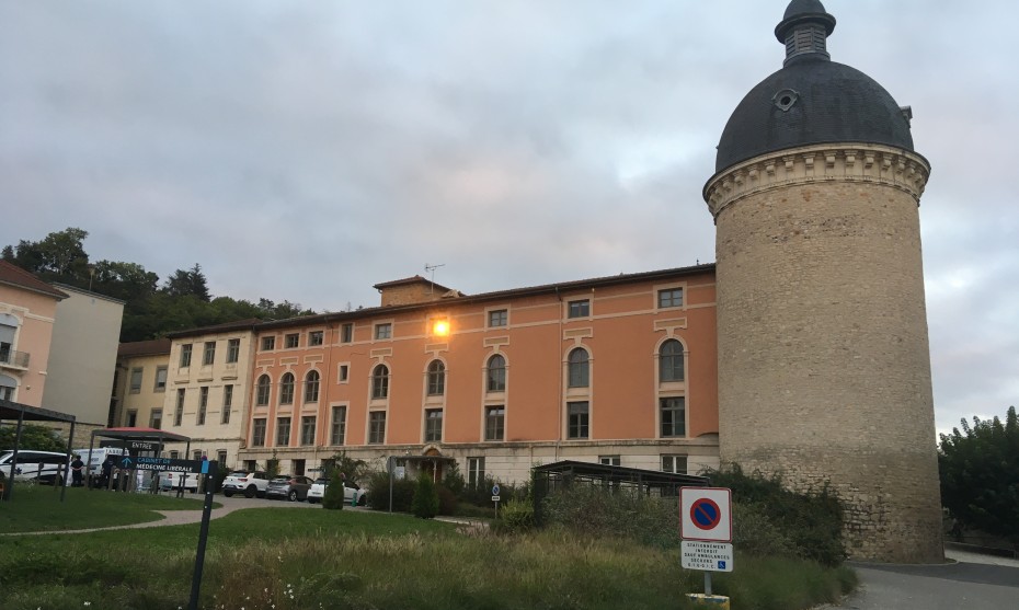 L'hôpital de Trévoux (avec une ancienne tour médiévale) - ©RCF Lyon 