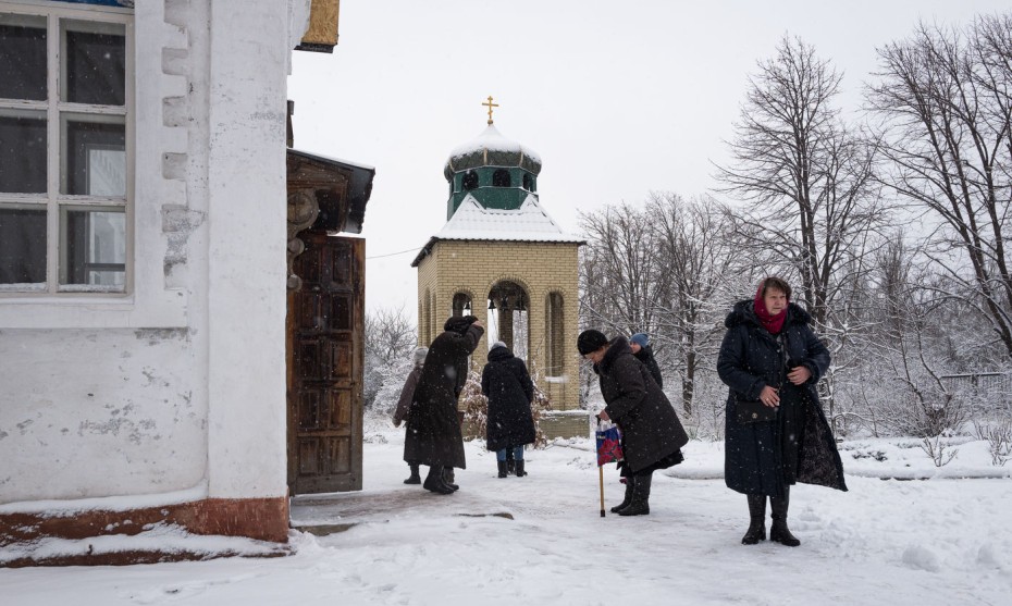 Sortie sous la neige de la messe orthodoxe dans l'église de Troudovsky, Donetsk, Ukraine, le 07/01/2020 ©JACQUES PION / Hans Lucas