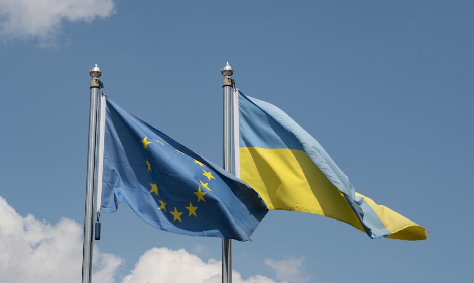 L'Ukraine est maintenant candidate officielle à l'entrée dans l'Union Européenne. Ici, les drapeaux européen et ukrainien flottant à Mykolaiv en Ukraine. /© Maurizio Orlando/ Hans Lucas.