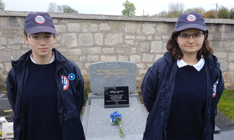 Jeunes du SNU devant la tombe de Mme Casevitz