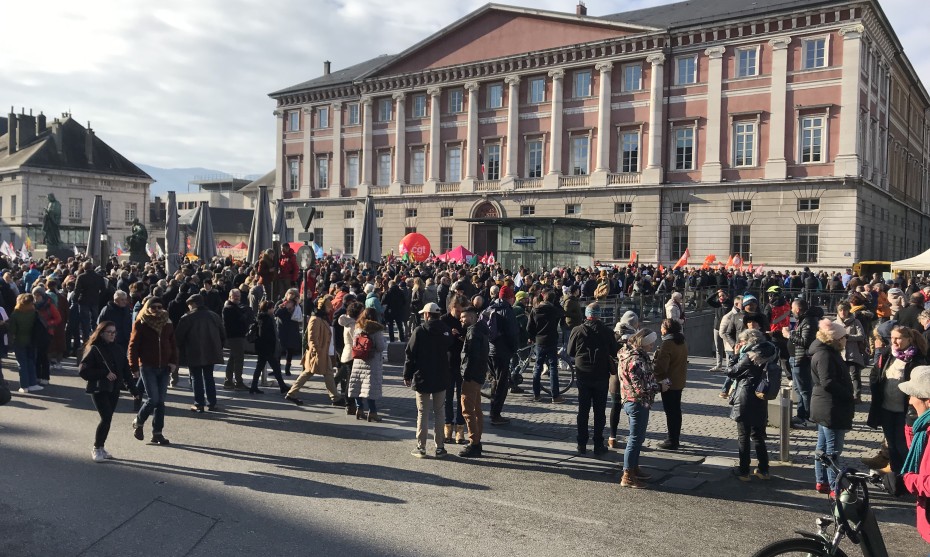 Du monde, devant la Cour d'Appel de Chambéry. ©RCF Savoie/Anne-Charlotte de Becdelièvre