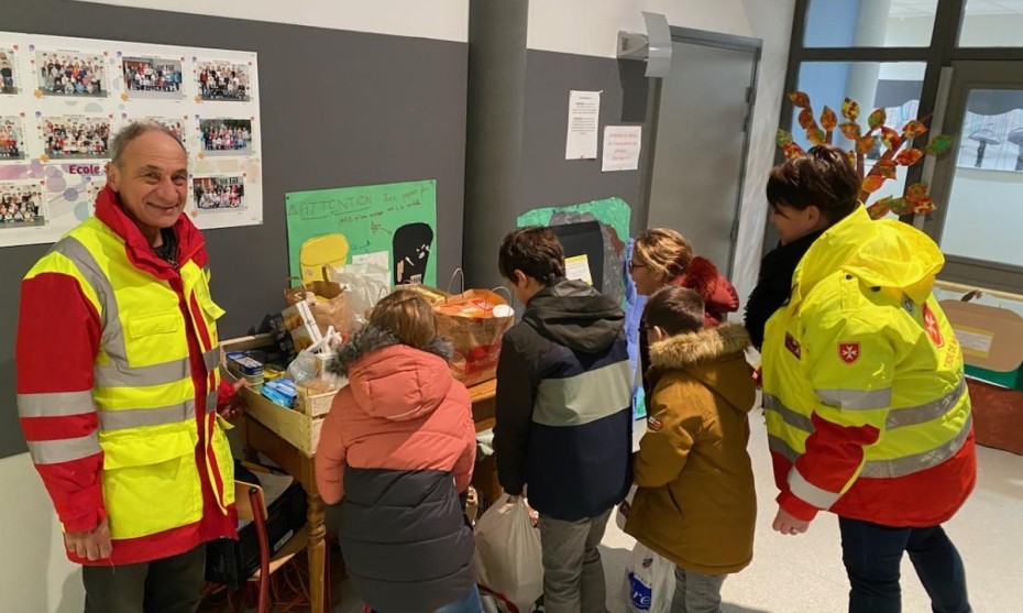 Collecte de denrées pour l'Ordre de Malte dans un établissement scolaire d'Annecy - © Ordre de Malte 2022