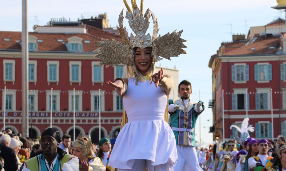 Au plus près du spectacle, les touristes profitent du Carnaval dans les promenoirs - RCF 