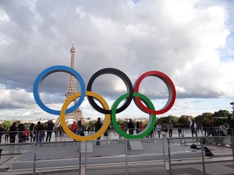 Olympic_rings_in_the_Place_du_Trocadéro_in_Paris